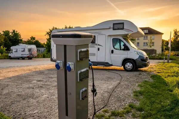 Columna de servicios para caravanas con conexión eléctrica. La instalación 12v caravana lista para cargar.