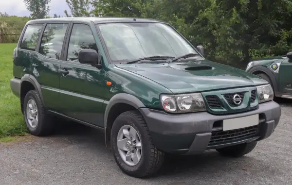 Nissan Terrano 2 verde, un todoterreno robusto. Sus medidas, especialmente el largo, lo hacen ideal para aventuras.
