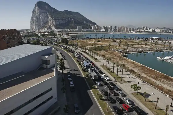 Larga cola de coches para visitar Gibraltar. El Peñón domina el paisaje.