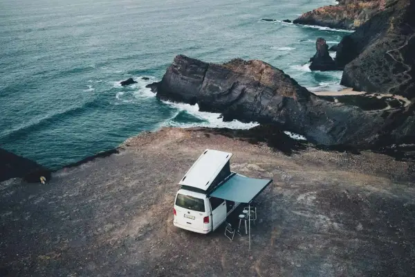 Autocaravana en acantilado portugués, ideal para saber donde pernoctar con autocaravana en Portugal. Vista al mar y rocas.