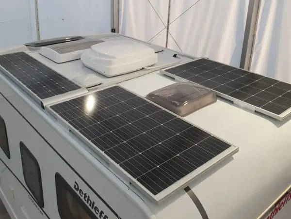 Instalación de placas solares con baterías en el techo de una autocaravana Dethleffs para energía autónoma.